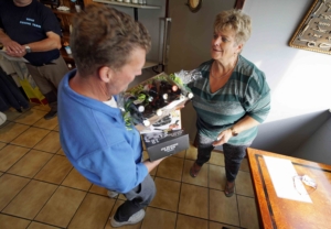 Ingrid deelt de prijzen uit /BC
