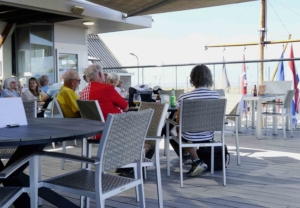 Het terras op een mooie zomerdag /BC